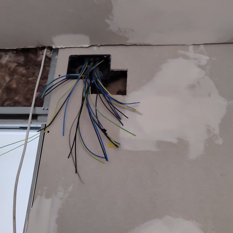 Techo de pladur abierto con el cableado nuevo saliendo de una caja de registro, durante la obra